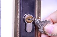 门锁的锁芯怎么拆下来（门锁锁芯断了怎么办）