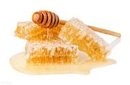 蜂蜜放一年有白色结晶（蜂蜜放冰箱里不结晶是真蜂蜜吗）
