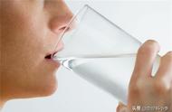 空腹喝水有哪些害处和好处（空腹盐水的正确喝法）