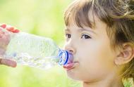 小孩频繁喝水的危害（儿童多喝水有益还是有害）