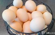 鸡蛋怎么放冰箱不容易坏（鸡蛋在冰箱里怎么存放不会坏）