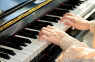初学钢琴如何保持手型（初学钢琴怎么练指法视频教学）