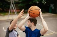 篮球运动基本的技术和战术（篮球运动战术学习与训练方法）