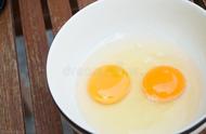 60岁以上每天吃两个鸡蛋有好处吗（60岁的女人能每天吃一个鸡蛋吗）