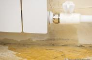 地板砖下自来水管怎么找漏水点（埋在地板的水管漏水怎么处理）