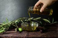 护肤的橄榄油跟吃的橄榄油区别（能吃的橄榄油护肤的正确方法）