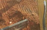 挖机上怎样看地面是平的（在挖机上怎么看平不平左低右高）