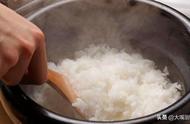 蒸米饭在碗里蒸放多少水（蒸米饭大概要放多少水多少米）