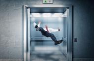电梯坠落最安全的方法（电梯坠落的正确方法视频）