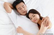 夫妻睡一张床女的睡左还是右（夫妻睡一张床分男左女右吗）