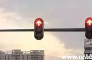 怎样安全通过无红绿灯的路口（车不在红绿灯路口怎么过红绿灯）