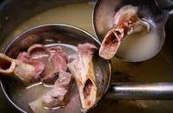 猪骨熬制高汤怎么做需要多长时间（猪大骨高汤的熬制方法）