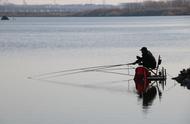 钓鱼时竿稍能长期放在水里吗（钓鱼为什么要把竿稍放入水中）