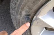 汽车轮胎侧面刮掉一块皮怎么办（汽车轮胎外侧刮掉一块皮看到线）