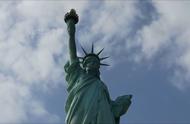纽约自由女神像的由来（美国自由女神像拿着火炬圣经寓意）