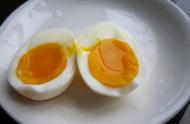 每天吃5个鸡蛋有什么后果（每天都吃4个鸡蛋会有危害吗）