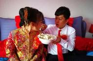 结婚时候吃饺子是生的有什么寓意（结婚时给新娘端饺子是什么寓意）