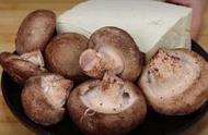 香菇炖冻豆腐的家常做法（干香菇炖冻豆腐吃法）