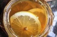 红枣和柠檬一起泡水喝有什么作用（柠檬加红枣泡水喝的功效）