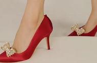女人穿红色鞋寓意（女生穿红色鞋子暗示什么）