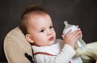 宝宝喝牛奶喝得少是什么原因（宝宝喝牛奶频繁但每次只吃一点点）