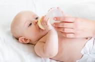 一个月的婴儿吃多少毫升奶粉（一个月宝宝喝多少毫升奶粉）
