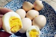 水煮鸡蛋快速剥壳的方法（水煮鸡蛋去壳的简单方法）