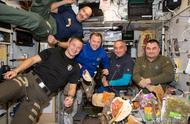 宇航员在太空怎么吃饭喝水（宇航员在太空怎么喝水吃饭上厕所）