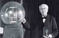 爱迪生发明电灯的故事60字左右（爱迪生发明电灯小故事简短文字）