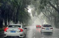 中年女性梦见下大雨（中年女人梦见下雨）