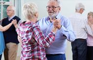 一般女人65岁后还跳交谊舞吗（女人60岁跳交谊舞好吗）
