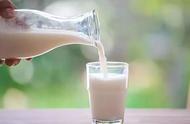 女人喝纯牛奶的好处（喝牛奶记住4个最佳时间）
