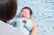 四个月宝宝得肺炎还会吐泡泡吗（四个月的婴儿吐泡泡是肺炎吗）