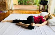 床上练瑜伽的正确方法（适合床上练习的瑜伽）